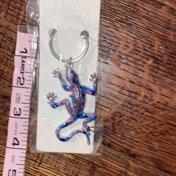 Barcelona Purple Lizard Souvenir Keychain - Picture 4 of 5